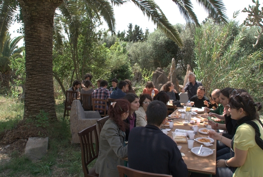 Il pranzo tra il verde della natura e le sculture di Pinuccio Sciola